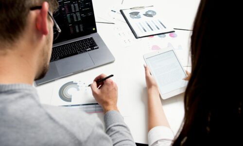 Hurtownia danych to system do gromadzenia, porządkowania i analizy danych z wielu źródeł, wspierający strategiczne decyzje biznesowe