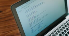 Google Ads to precyzyjne narzędzie promocji, które wyświetla zróżnicowane formaty reklam w wynikach wyszukiwania, skutecznie wspierając sprzedaż i widoczność marki.