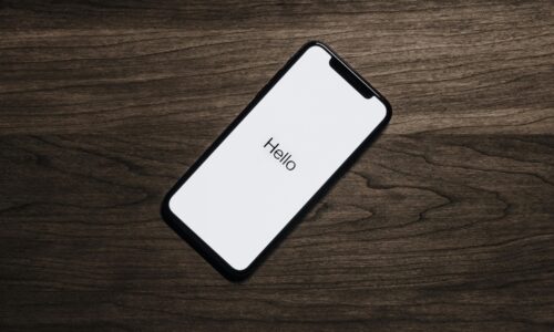 Mobile copywriting polega na dostosowaniu treści do sposobu korzystania ze smartfonów Dostosowanie języka i formy treści do urządzeń mobilnych