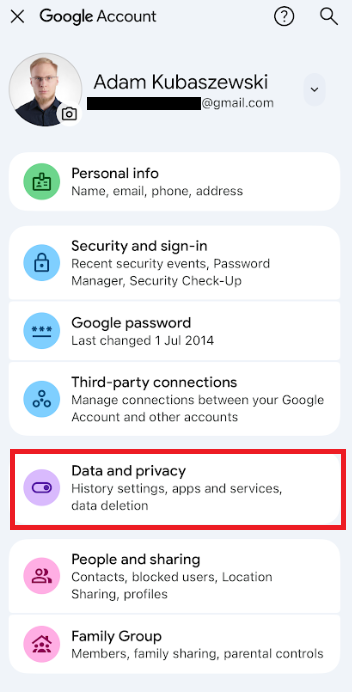 Usuwanie na smartfonie jest podobne: w aplikacji Google (lub Maps/YouTube) kliknij profil, a potem „Dane i prywatność”.