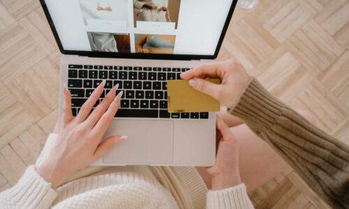 Owczy pęd na zakupach - dlaczego wybieramy produkty, które mają już inni?