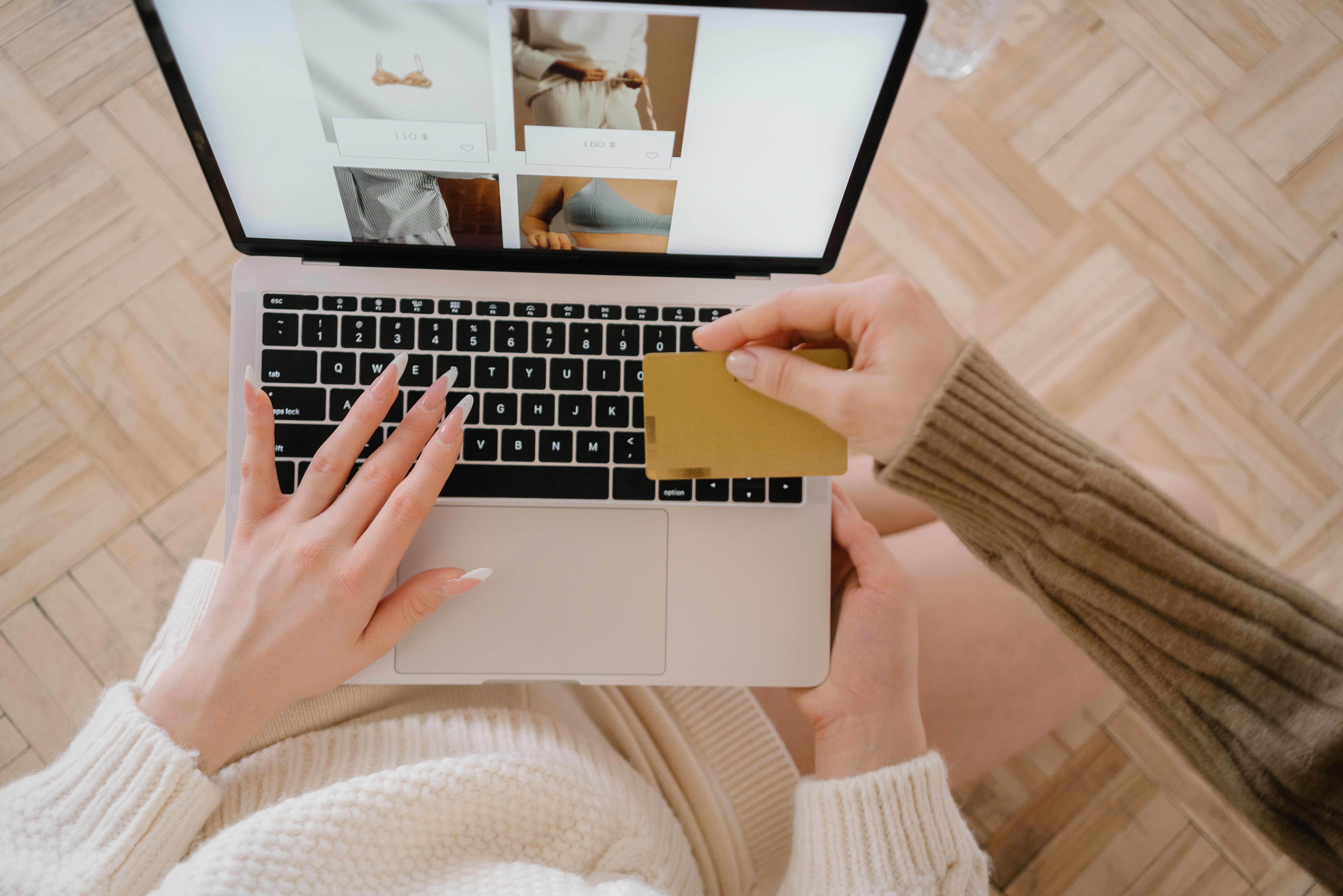 Psychologia social proof w e-commerce – dlaczego kupujemy to, co inni?