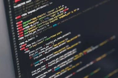 Przekierowanie domeny z www na bez www – jak to zrobić?